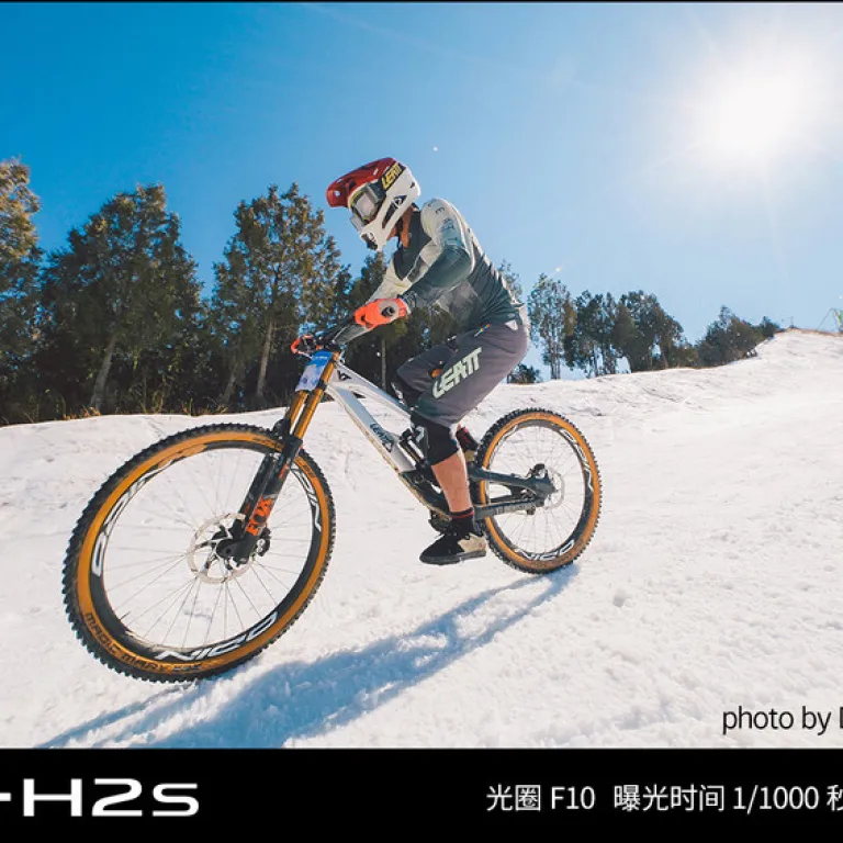 دوربین بدون آینه FUJIFILM X-H2s فیلم‌برداری 6K لرزشگیر پنج‌محوره عکاسی پیاپی پرسرعت xh2s