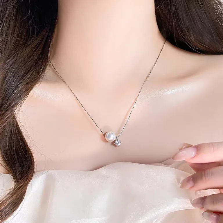 گردنبند مروارید طرحدار زنانه، سبک خاص و لوکس، طراحی سطح بالا، شیک و باوقار، گردنبند استخوانی، گردنبند یقهای، گردنبند مناسب پلیور، زنجیر مروارید