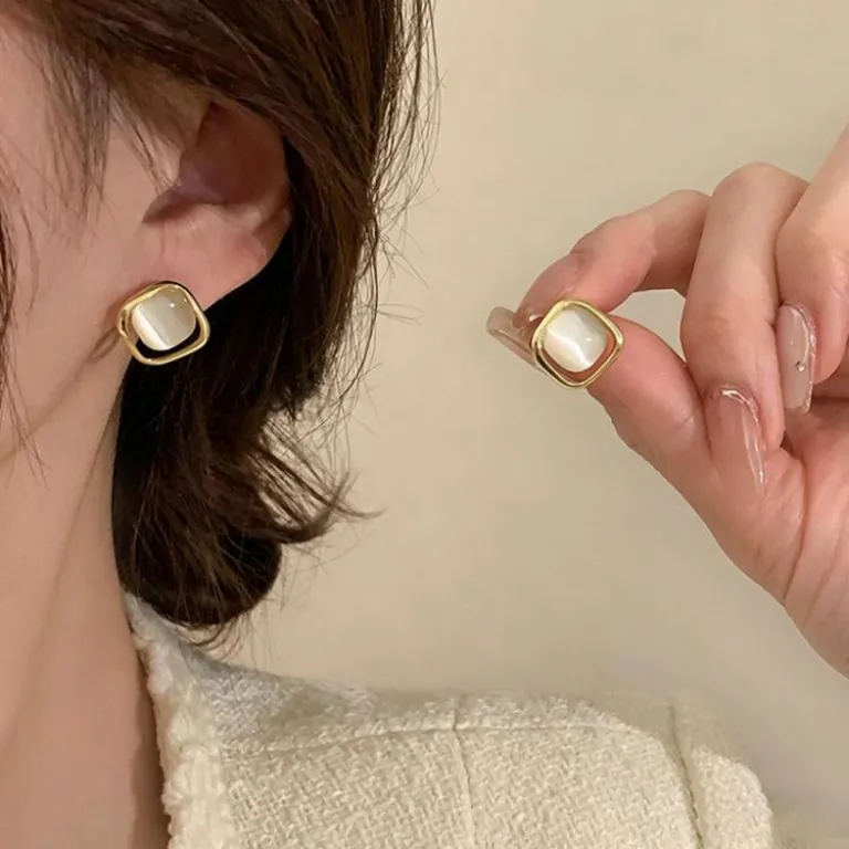 گوشواره میخی زنانه میسیدایر طرح چشم‌گربه‌ای مینیمال و لوکس فرانسوی با طراحی مربعی مناسب استفاده روزمره