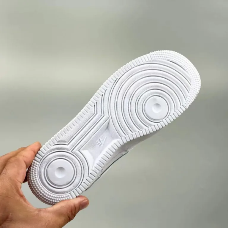 کفش سفید کلاسیک AF1 پوتیان مدل ایر فورس وان با طراحی رترو و سبک خیابانی