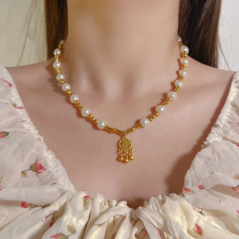 گردنبند مروارید طرحدار زنانه، سبک خاص و لوکس، طراحی سطح بالا، شیک و باوقار، گردنبند استخوانی، گردنبند یقهای، گردنبند مناسب پلیور، زنجیر مروارید