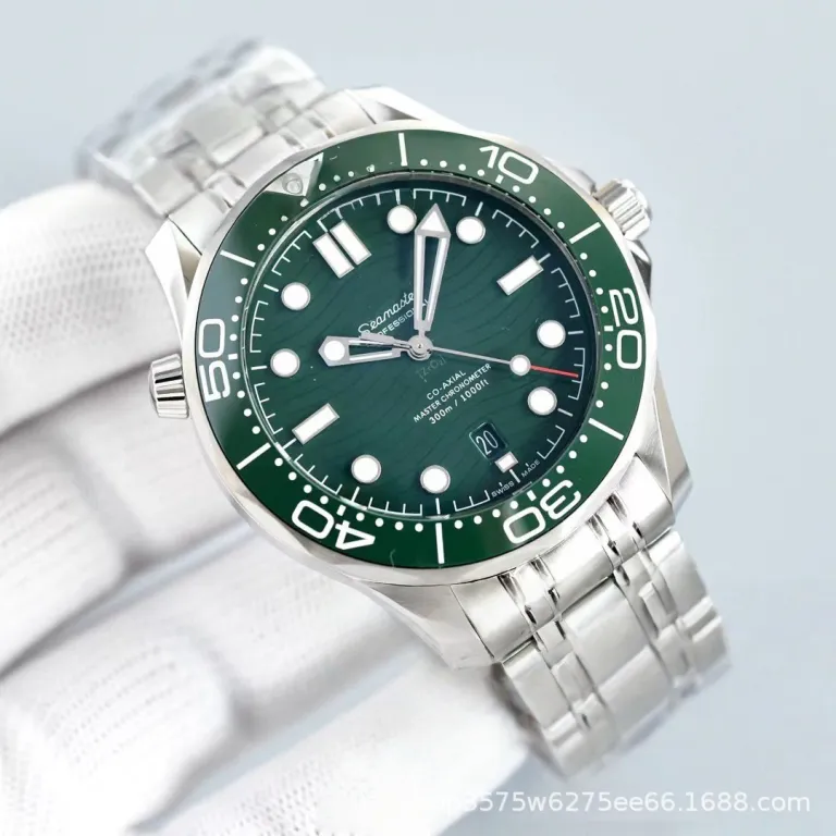 ساعت مچی اتوماتیک مکانیکی غواصی شب‌نما از سری Seamaster امگا با موومان 8800 و 300 ساخت کارخانه VS