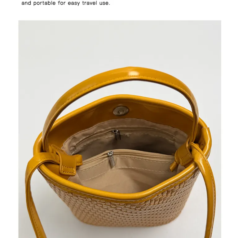 کیف سطلی بافت‌دار با طراحی خاص و خلاقانه به سبک وینتیج و ترند، شیک و همه‌پسند، مناسب استفاده دوشی یا کراس‌بادی