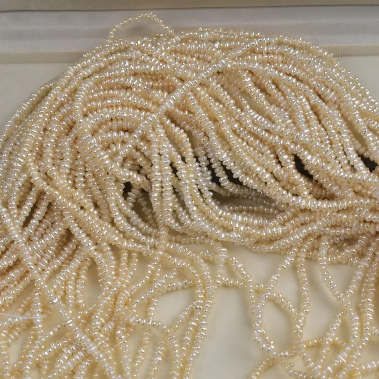 مینی مروارید آب شیرین طبیعی 2-3mm مرواریدهای تقریباً گرد و تخت کوچک، دانهای، نیمهساخته برای کاردستی، یک رشته به طول حدود 38cm
