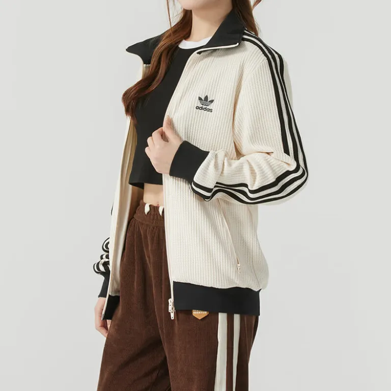 کاپشن یقه‌ایستاده adidas Originals طرح راه‌راه و بافت وافل، مناسب زنانه و مردانه، استایل اسپرت و شیک