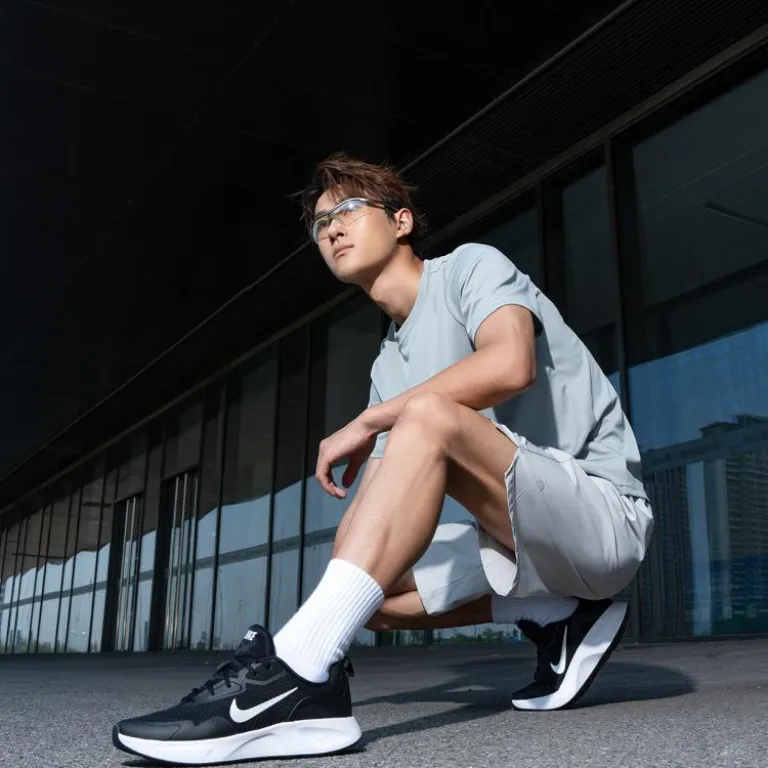 کفش ورزشی مردانه Nike WEARALLDAY با رویه مش، ضربه‌گیر و راحتی؛ سایز کوچک است، پیشنهاد می‌شود نیم سایز بزرگ‌تر سفارش دهید