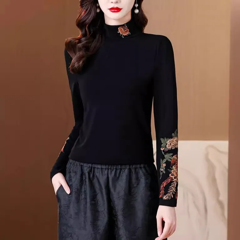 تی‌شرت زنانه یقه‌نیمه‌بلند گرم پاییز و زمستان با گلدوزی سنگین، پارچه درلون، طرح سنتی، زیرپوش
