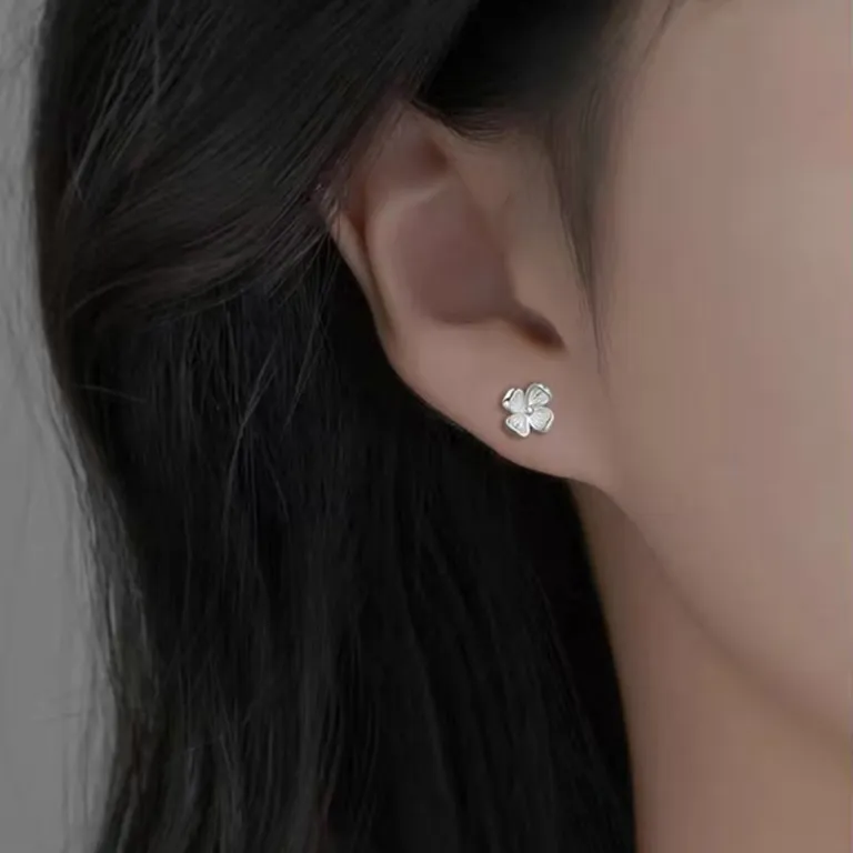 S925 گوشواره میخی نقره خالص با حس لوکس، شیک و همه‌پسند مناسب استایل، عمده از تولیدکننده برای فروش شب‌بازار و بساط