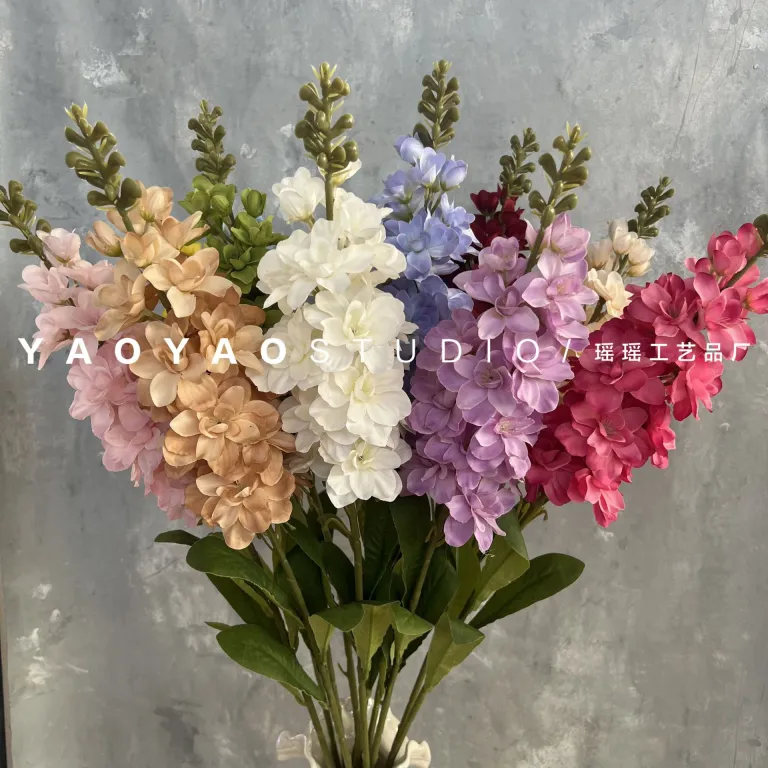 تک شاخه گل بنفشه و دلفینیوم آبی-بنفش برای دکوراسیون سالن عروسی، چیدمان راهرو و دیوار گل با خطوط ظریف