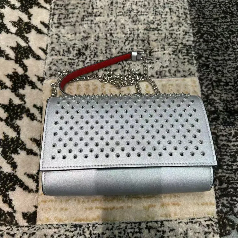 کیف دوشی زنانه طرح Christian Louboutin با پرچ و کف قرمز