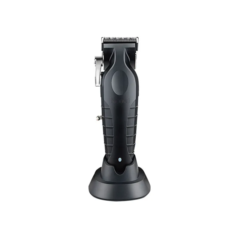 ماشین اصلاح موی حرفه‌ای کِمی KM-2296 با پایه شارژ، پورت USB، مناسب کوتاهی مدل آندرکات و حکاکی، مخصوص سالن‌های آرایش