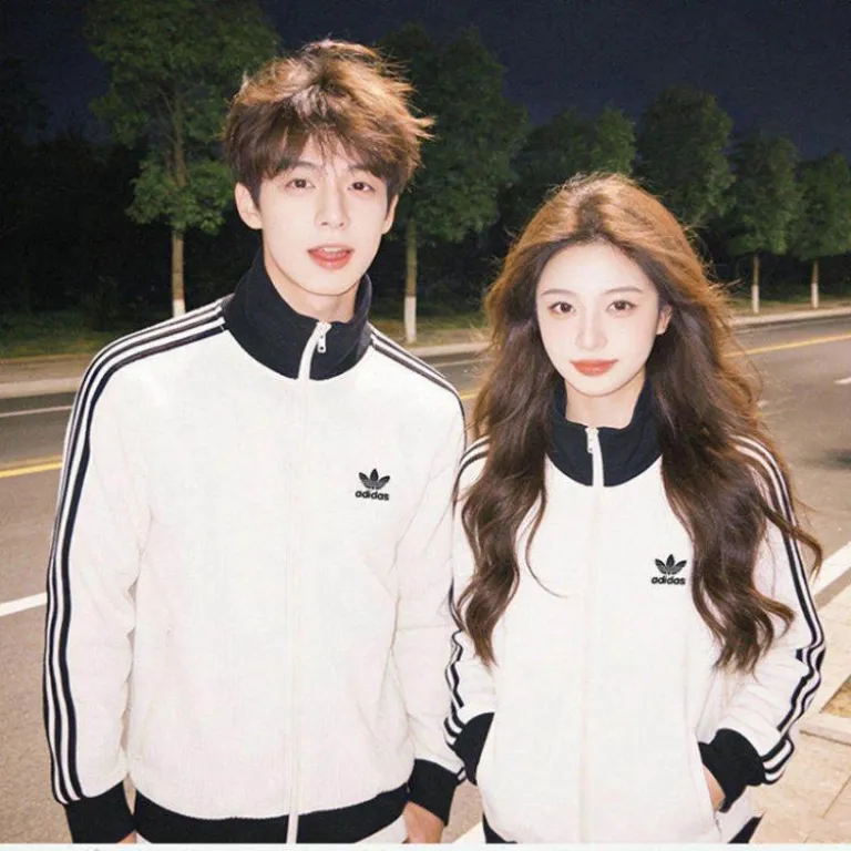 کاپشن یقه‌ایستاده adidas Originals طرح راه‌راه و بافت وافل، مناسب زنانه و مردانه، استایل اسپرت و شیک