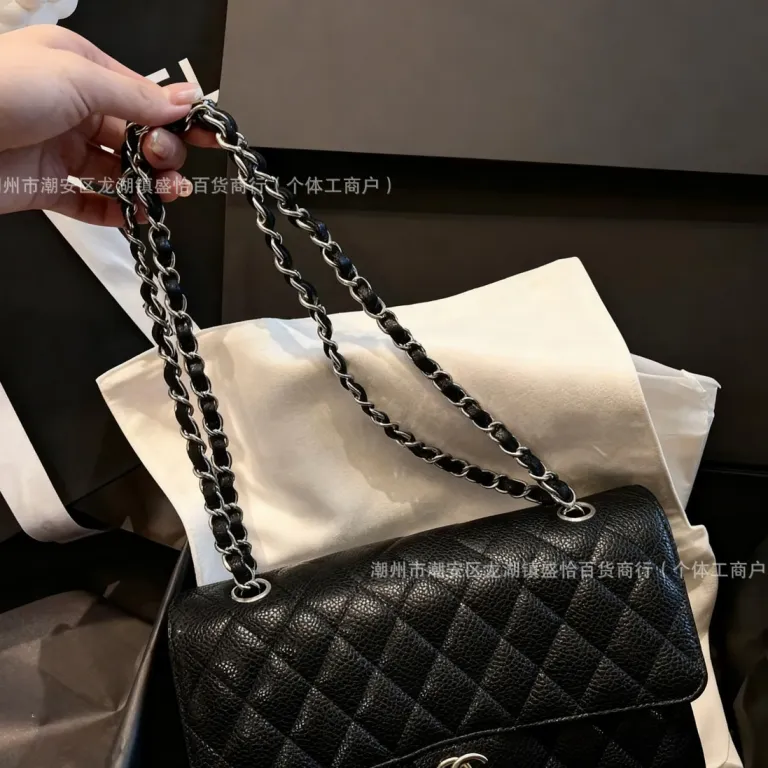 کیف دوشی و کراس بادی زنانه چرم اصل طرح کلاسیک شنل با بافت کویلت و زنجیر
