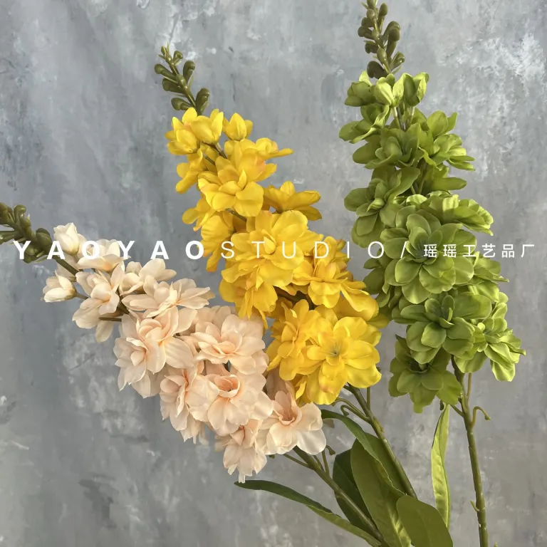 تک شاخه گل بنفشه و دلفینیوم آبی-بنفش برای دکوراسیون سالن عروسی، چیدمان راهرو و دیوار گل با خطوط ظریف