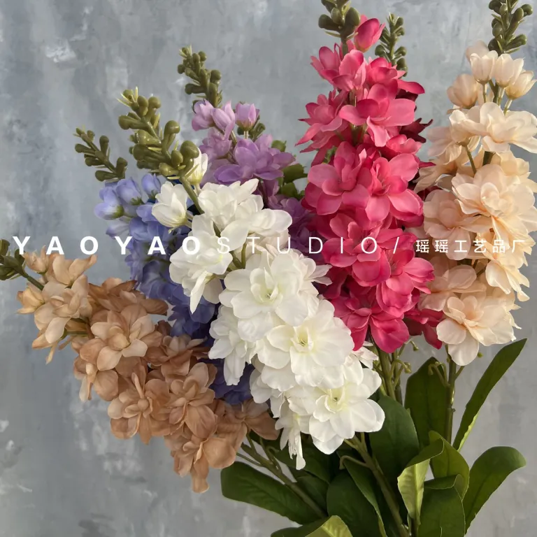 تک شاخه گل بنفشه و دلفینیوم آبی-بنفش برای دکوراسیون سالن عروسی، چیدمان راهرو و دیوار گل با خطوط ظریف