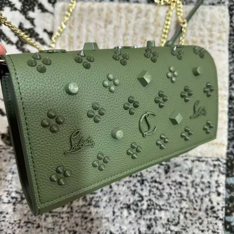 کیف دوشی زنانه طرح Christian Louboutin با پرچ و کف قرمز