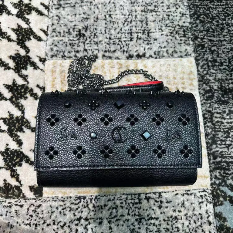 کیف دوشی زنانه طرح Christian Louboutin با پرچ و کف قرمز