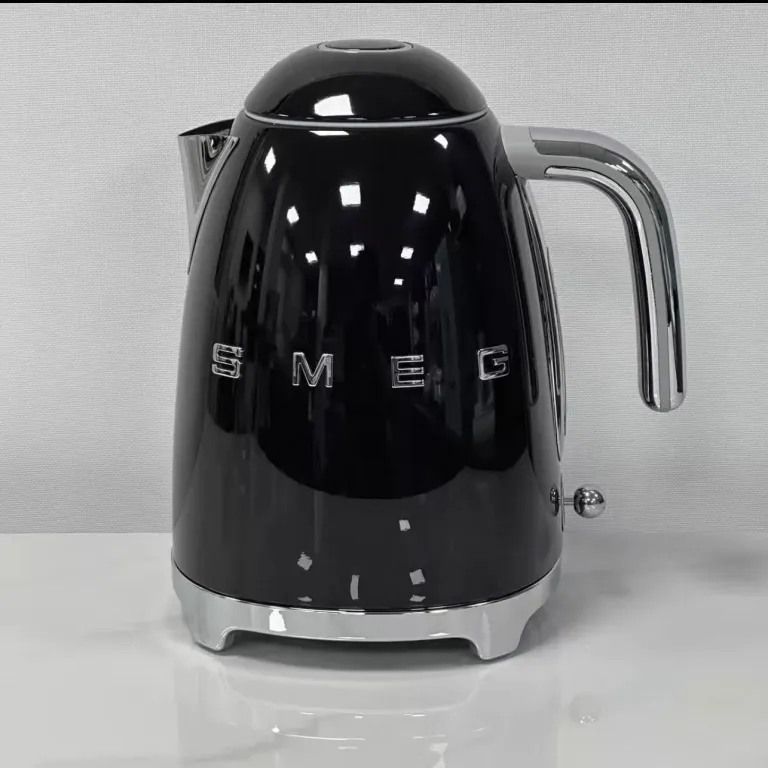 کتری برقی SMEG KLF03 خانگی با طراحی رترو، کنترل دما، بدنه استیل ضدزنگ، جوش‌آوری و گرم نگه‌داشتن، مخصوص اروپا