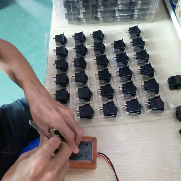 جعبه کنترل چراغهای LED اصلاحشده جیپ رانگلر، پنل کلید 6 کاناله با فیوز و رله