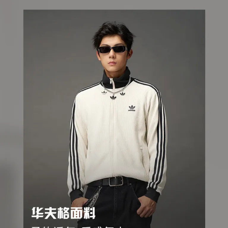 کاپشن یقه‌ایستاده adidas Originals طرح راه‌راه و بافت وافل، مناسب زنانه و مردانه، استایل اسپرت و شیک