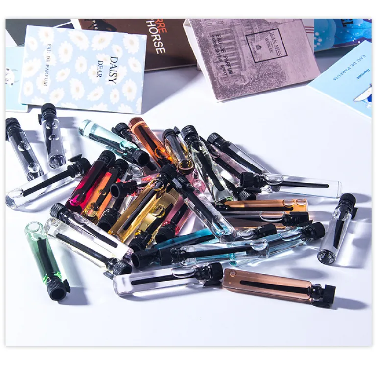 عطر کارتی برند معروف زنانه و مردانه ماندگار 2ml مینیاتوری Q نسخه کوچک پرفیوم