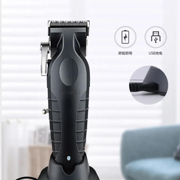 ماشین اصلاح موی حرفه‌ای کِمی KM-2296 با پایه شارژ، پورت USB، مناسب کوتاهی مدل آندرکات و حکاکی، مخصوص سالن‌های آرایش