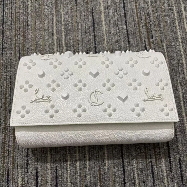 کیف دوشی زنانه طرح Christian Louboutin با پرچ و کف قرمز