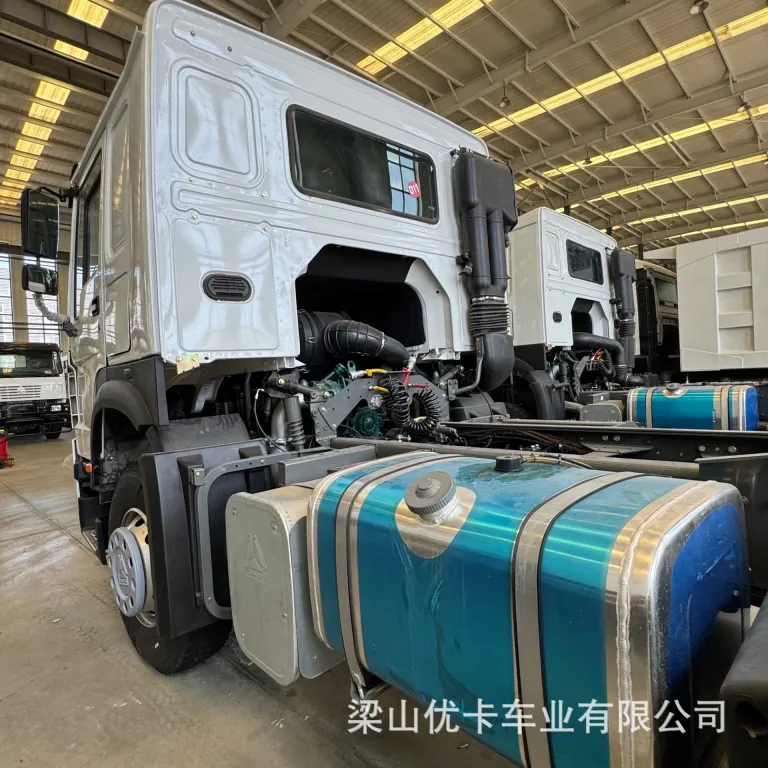 کشنده هاوو SINOTRUK 6X4 محور 420 اسب بخار دنده دستی نسخه صادراتی