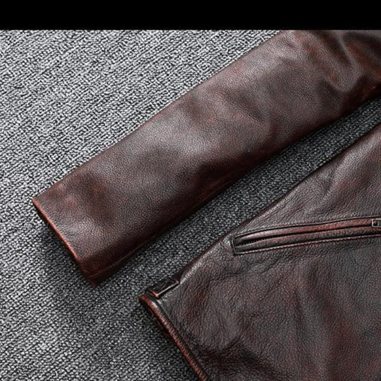 کت چرم مردانه پاکستانی با طرح چرم طبیعی یقه ایستاده قهوه‌ای مایل به قرمز سبک وینتیج آمریکایی