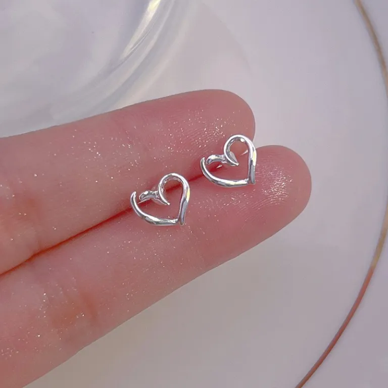 S925 گوشواره میخی نقره خالص با حس لوکس، شیک و همه‌پسند مناسب استایل، عمده از تولیدکننده برای فروش شب‌بازار و بساط