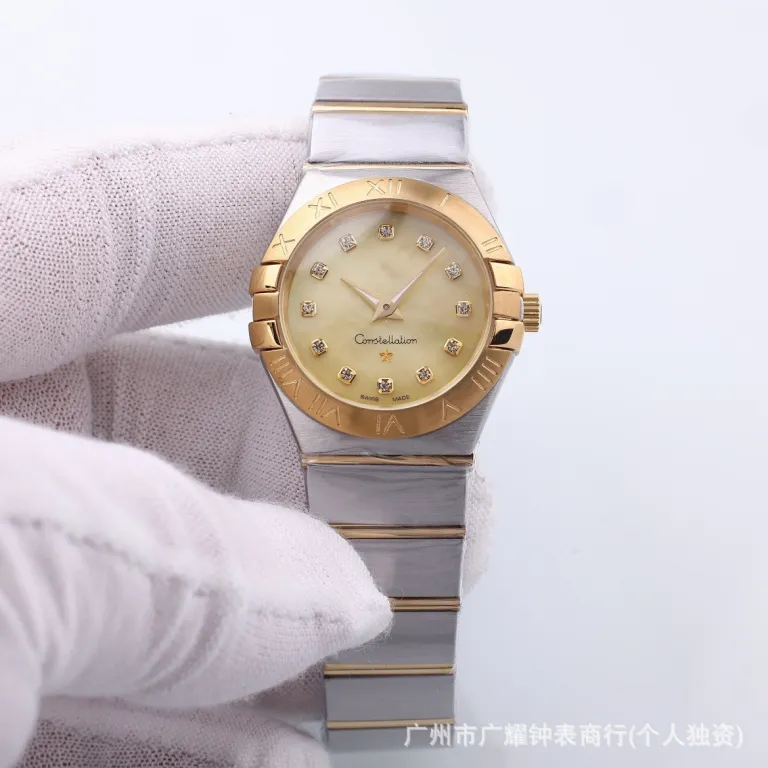 ساعت مچی زنانه جدید وارداتی کوارتز اومگا کونستلیشن با صفحه صدفی 28MM سه عقربه نگین‌دار تقویم‌دار شب‌نما بند استیل