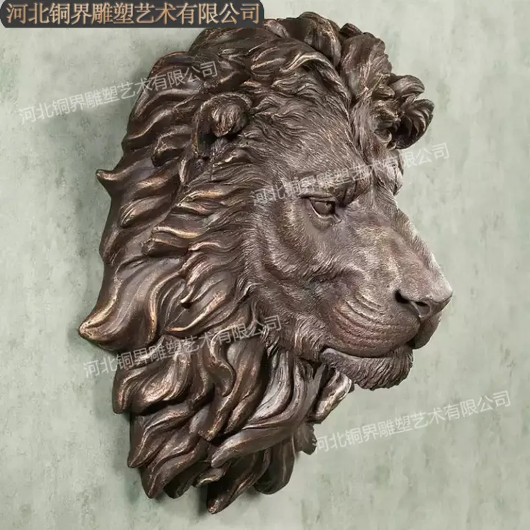 مجسمه برنزی سر شیر حیوانی، نقش‌برجسته دیواری سر حیوان، مجسمه برنزی طلایی رنگ برای دکوراسیون فضای باز