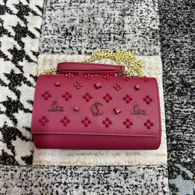 کیف دوشی زنانه طرح Christian Louboutin با پرچ و کف قرمز