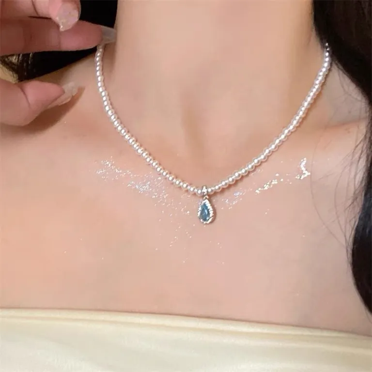 گردنبند مروارید طرحدار زنانه، سبک خاص و لوکس، طراحی سطح بالا، شیک و باوقار، گردنبند استخوانی، گردنبند یقهای، گردنبند مناسب پلیور، زنجیر مروارید