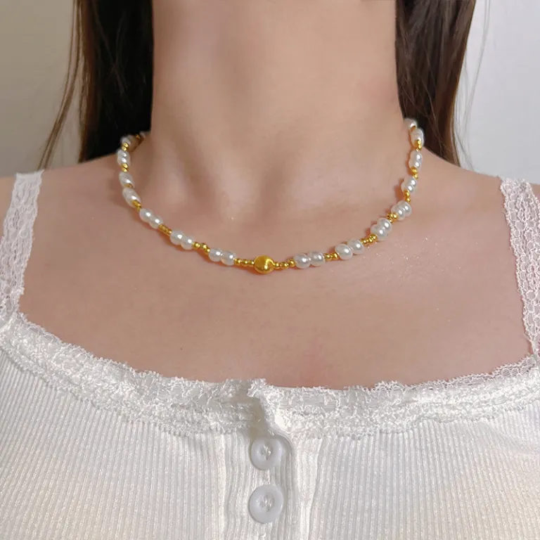 گردنبند مروارید طرحدار زنانه، سبک خاص و لوکس، طراحی سطح بالا، شیک و باوقار، گردنبند استخوانی، گردنبند یقهای، گردنبند مناسب پلیور، زنجیر مروارید