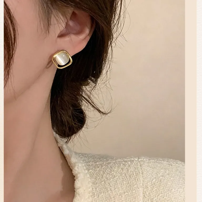 گوشواره میخی زنانه میسیدایر طرح چشم‌گربه‌ای مینیمال و لوکس فرانسوی با طراحی مربعی مناسب استفاده روزمره