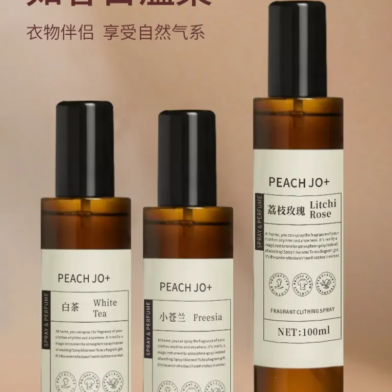 اسپری خوشبوکننده لباس و پارچه PEACH JO+ با ماندگاری بالا، از بین برنده بوی نامطبوع و تصفیه‌کننده هوا