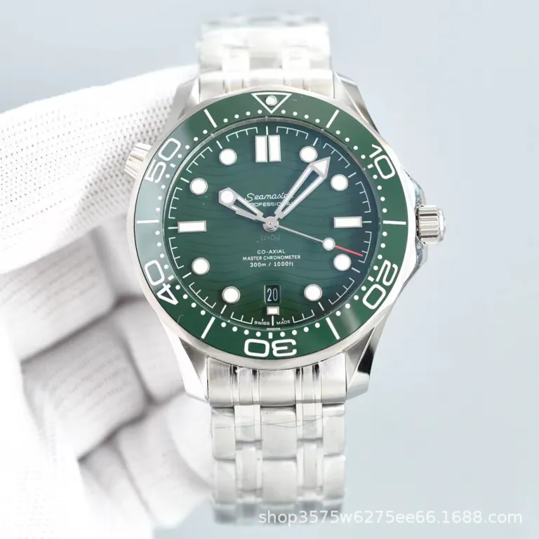 ساعت مچی اتوماتیک مکانیکی غواصی شب‌نما از سری Seamaster امگا با موومان 8800 و 300 ساخت کارخانه VS