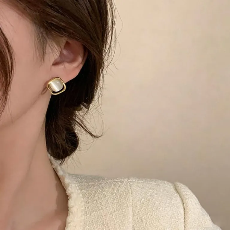 گوشواره میخی زنانه میسیدایر طرح چشم‌گربه‌ای مینیمال و لوکس فرانسوی با طراحی مربعی مناسب استفاده روزمره