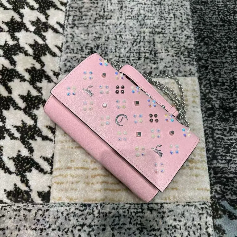 کیف دوشی زنانه طرح Christian Louboutin با پرچ و کف قرمز