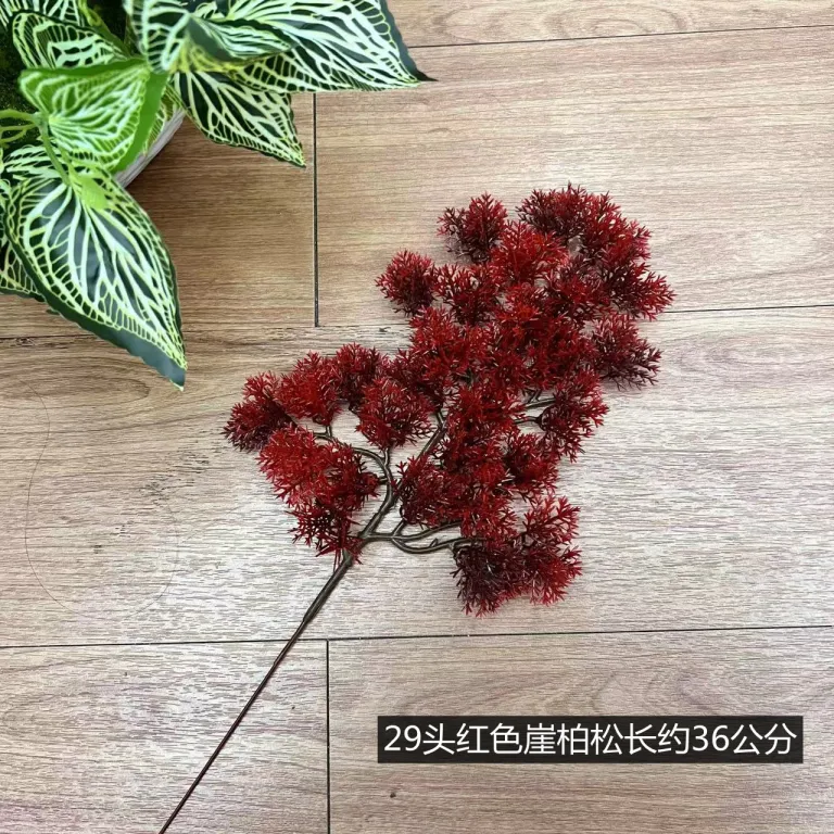 شاخه‌های مصنوعی کاج با سوزن، سرو تالاب، برگ افرای قرمز، شاخه‌های مصنوعی گیاهان سبز و شاخه‌های درخت کاج