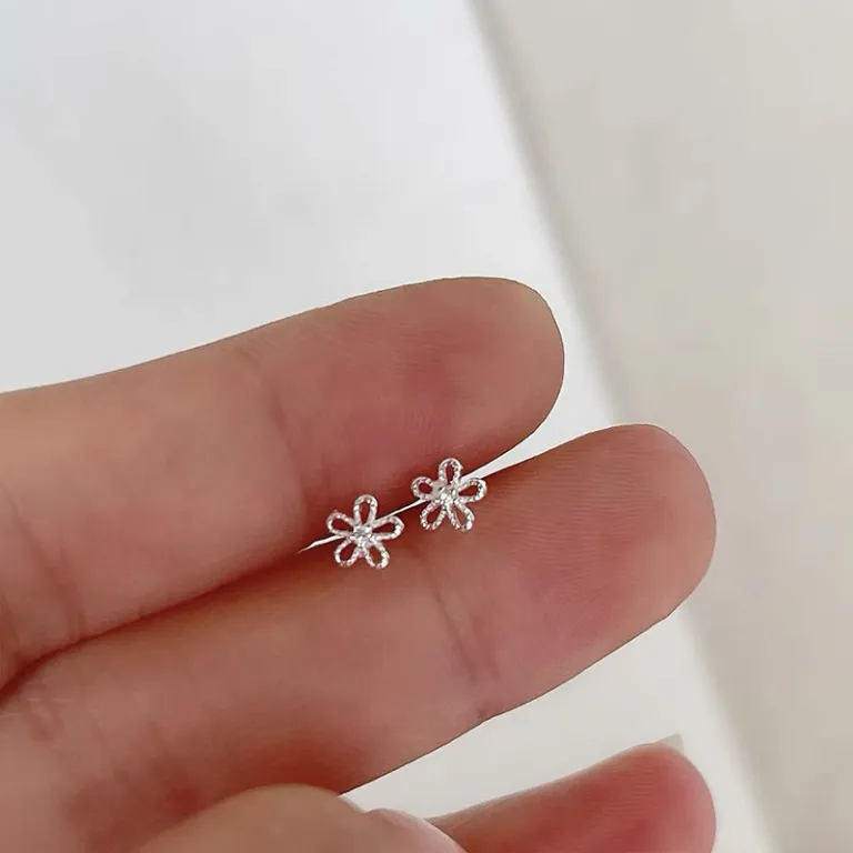 S925 گوشواره میخی نقره خالص با حس لوکس، شیک و همه‌پسند مناسب استایل، عمده از تولیدکننده برای فروش شب‌بازار و بساط