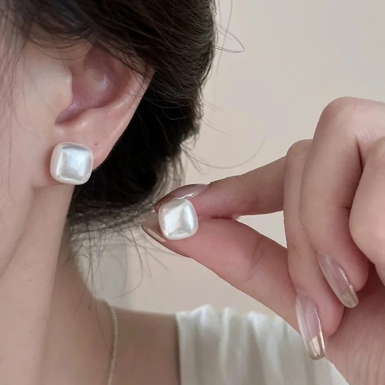S925 گوشواره میخی نقره خالص با حس لوکس، شیک و همه‌پسند مناسب استایل، عمده از تولیدکننده برای فروش شب‌بازار و بساط