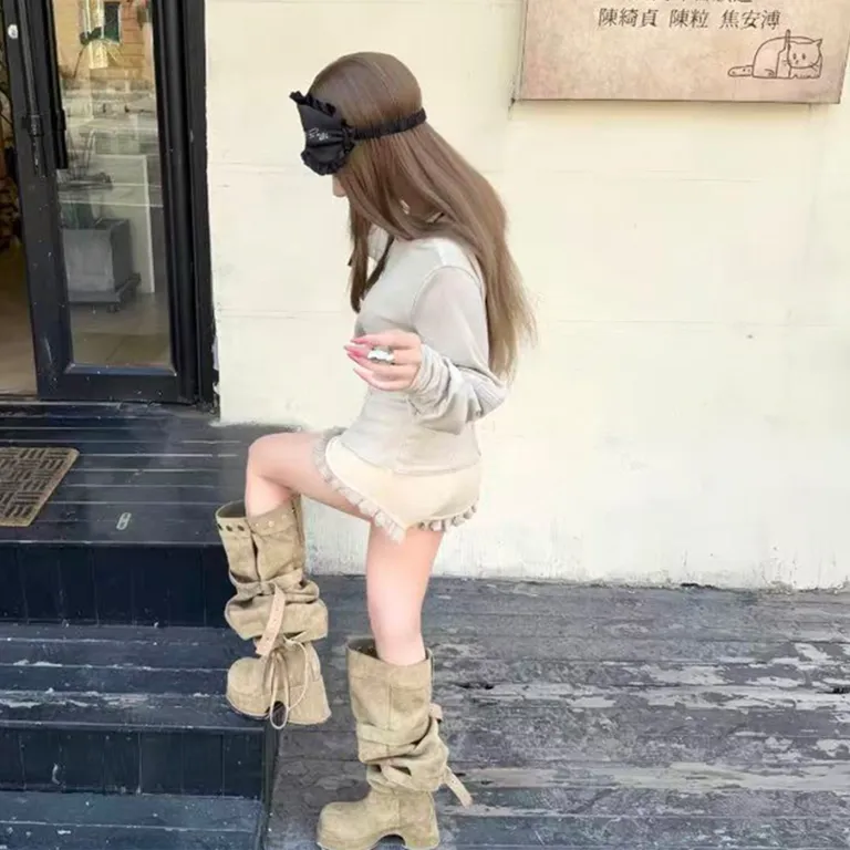 بوت بلند روی زانو زنانه کره‌ای خاص با ساق گشاد، سگک کمربندی، پاشنه بلند، استک‌دار، لاغرکننده و افزایش قد، جایگزین ارزان‌قیمت