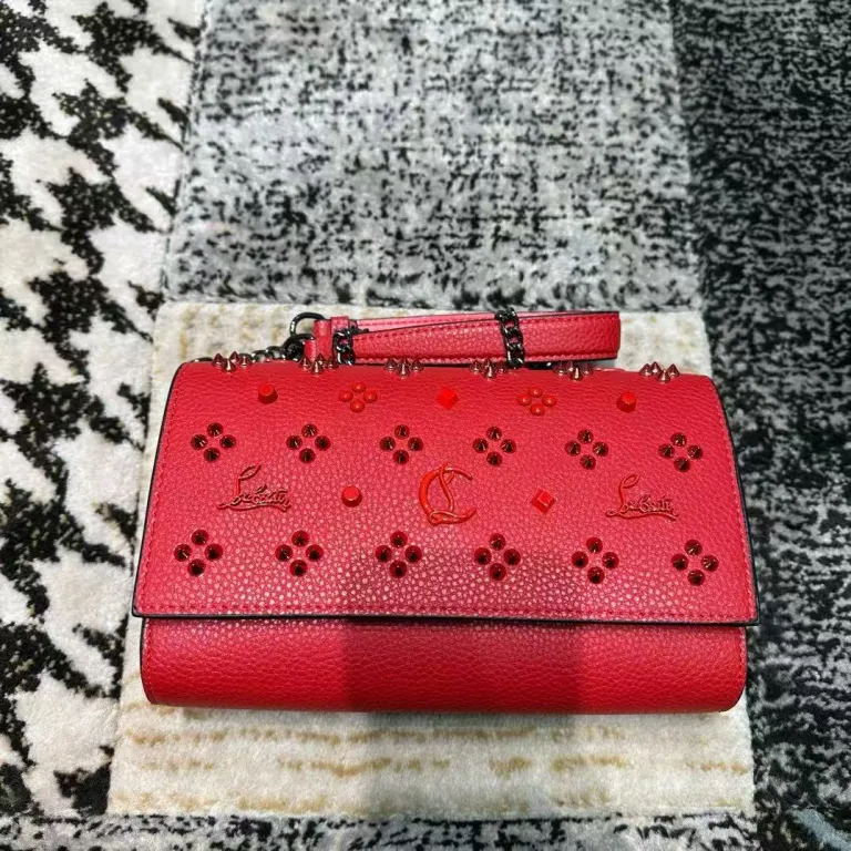 کیف دوشی زنانه طرح Christian Louboutin با پرچ و کف قرمز