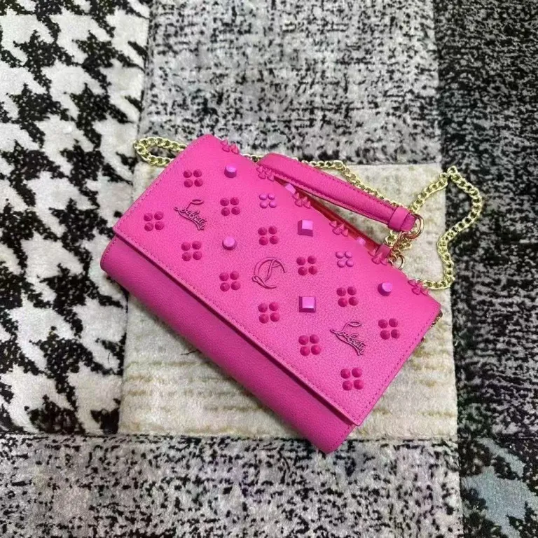 کیف دوشی زنانه طرح Christian Louboutin با پرچ و کف قرمز